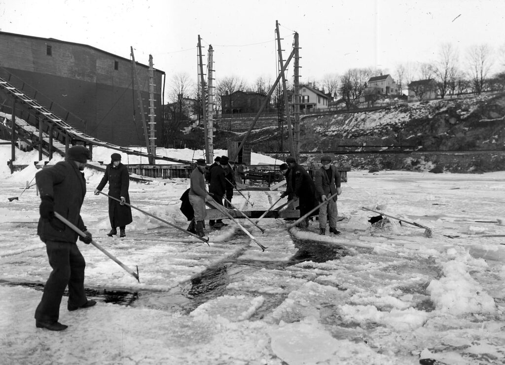 Pulling cakes of ice at Stuyvesant Landing along the Hudson River in 1912- Photo- New York State Archives